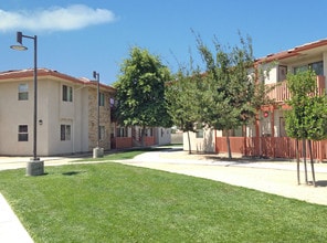 Geneva Village Apartments in Fresno, CA - Foto de edificio - Building Photo