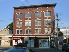 832 N Main St in Waterbury, CT - Foto de edificio - Building Photo