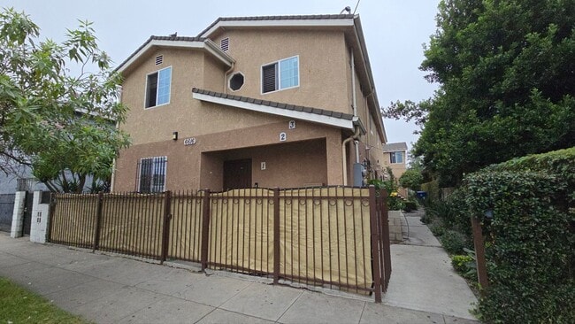 property at 6616 S Figueroa St