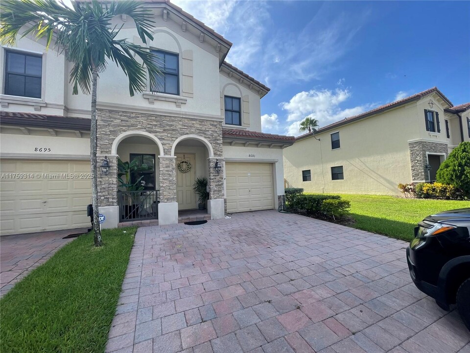 8681 NW 98th Ave in Doral, FL - Foto de edificio