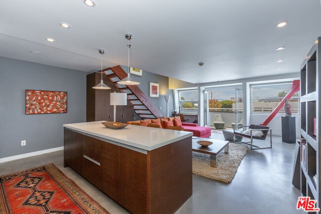 615 Hampton Dr in Los Angeles, CA - Building Photo - Building Photo