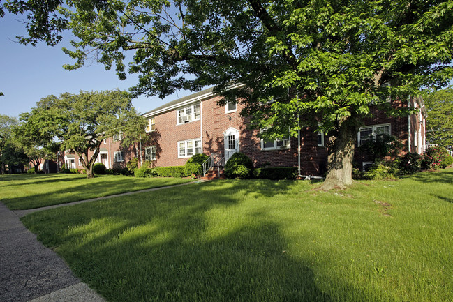 The Gainsborough Cooperative in River Edge, NJ - Foto de edificio - Building Photo