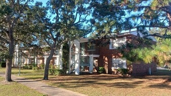 Pine Ridge Apartments at Shalimar in Shalimar, FL - Building Photo