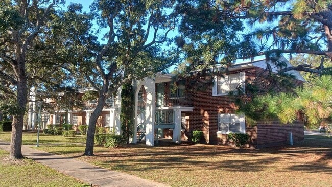 Pine Ridge Apartments at Shalimar