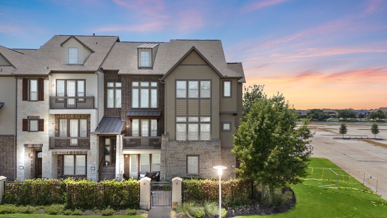 9679 Towne Lake Pkwy in Houston, TX - Building Photo