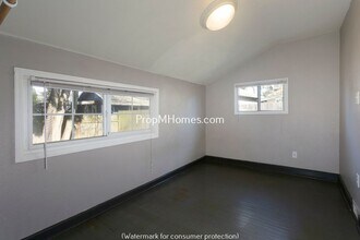 8925 NE Sandy Blvd in Portland, OR - Building Photo - Building Photo