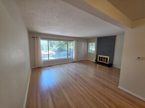 3038 NE Hoyt St in Portland, OR - Building Photo - Building Photo