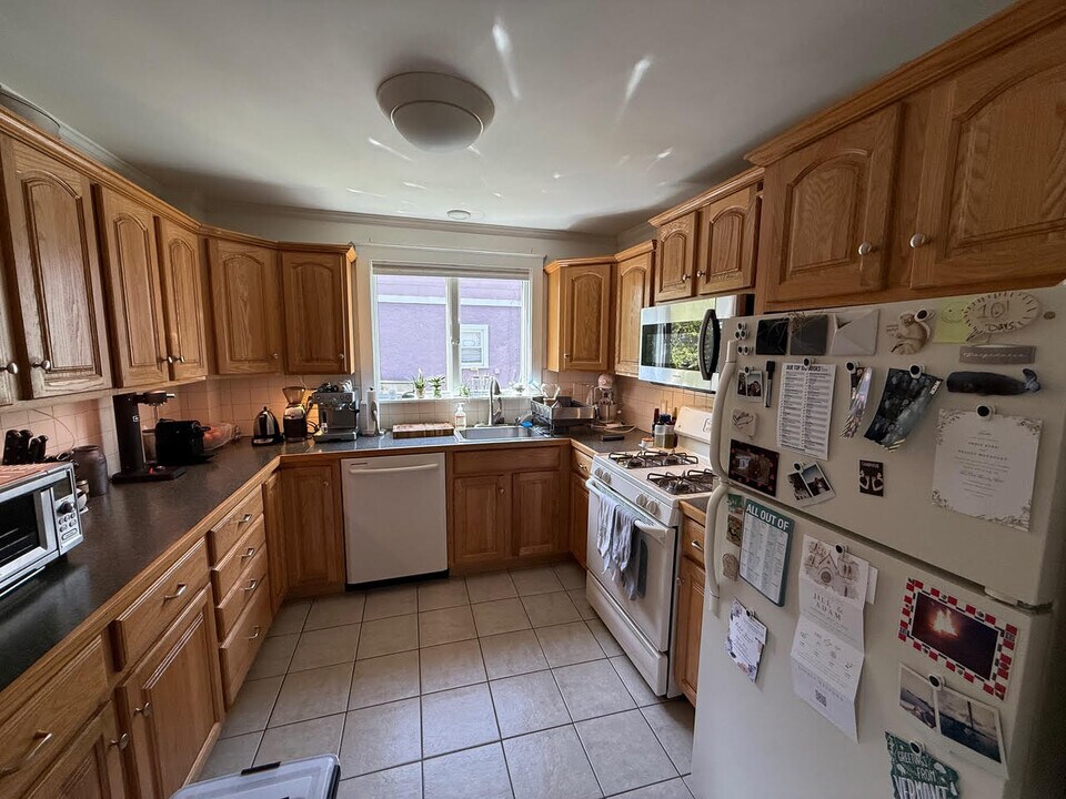 86 Warwick Rd, Unit 1 in Newton, MA - Building Photo