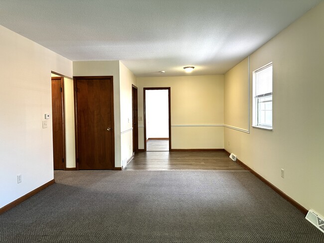 3933 Clareridge Dr, Unit #2Upper in Toledo, OH - Building Photo - Building Photo
