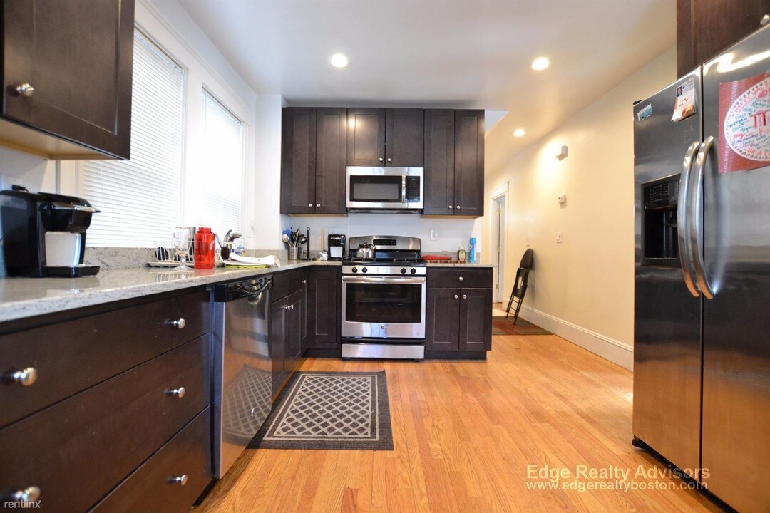 10 Sawyer Terrace in Boston, MA - Building Photo