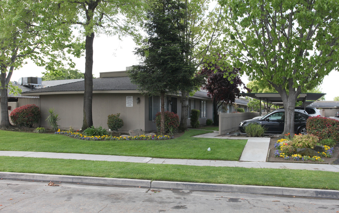 Canberra Court in Fresno, CA - Foto de edificio