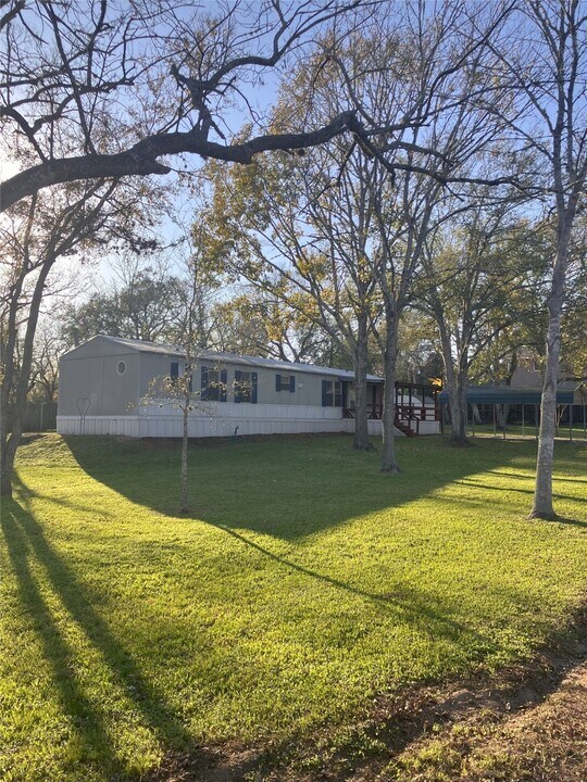 509 E Glenn St in Bellville, TX - Foto de edificio