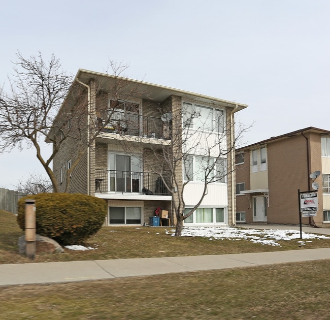 118 Chandler Dr in Kitchener, ON - Building Photo - Building Photo