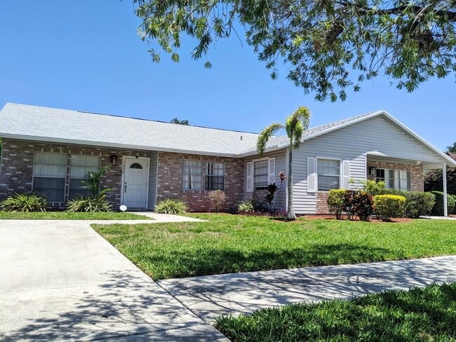 1350 Riverside Cir in Wellington, FL - Building Photo - Building Photo