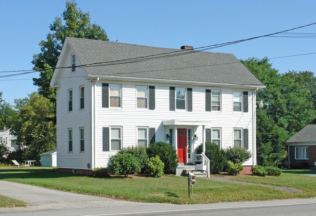 131 Main St in Plaistow, NH - Foto de edificio - Building Photo