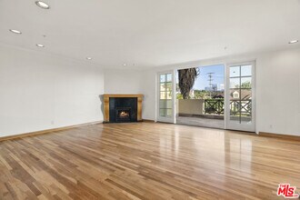 10555 Ashton Ave-Unit -301 in Los Angeles, CA - Foto de edificio - Building Photo
