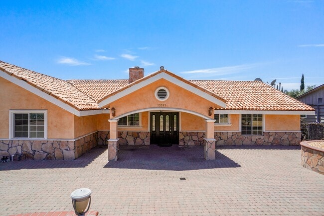 13721 Woodcock Ave in Los Angeles, CA - Building Photo - Building Photo