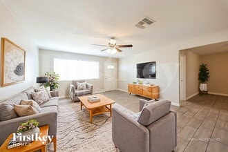 13642 N 31st Dr in Phoenix, AZ - Foto de edificio - Building Photo