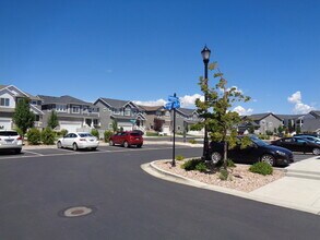 14453 South Selvig Way, Unit D-201 in Riverton, UT - Foto de edificio - Building Photo