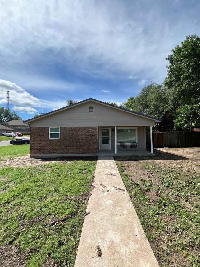 321 W Park Ave in Weatherford, TX - Building Photo - Building Photo