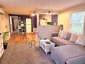 919 E Washington St in Pittsburg, KS - Building Photo