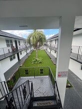 2500 Johnson Street in Hollywood, FL - Foto de edificio - Building Photo