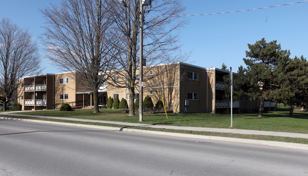 305 Sandford St in Newmarket, ON - Building Photo