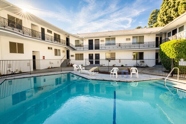 7044 Lanewood Ave in Los Angeles, CA - Building Photo - Building Photo