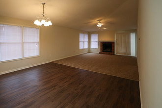 Bethel Duplexes in Columbia, MO - Building Photo - Interior Photo