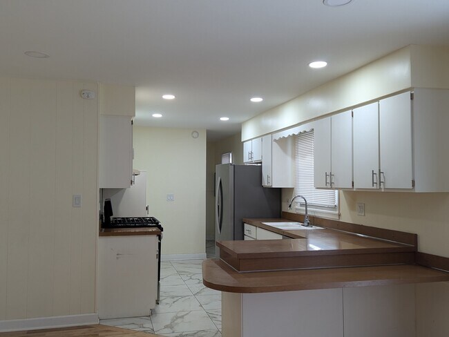 94 Jf Kennedy Blvd in Elk Grove Village, IL - Building Photo - Building Photo