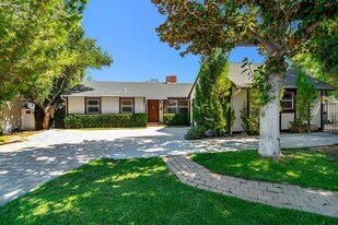 17601 Tarzana St in Encino, CA - Building Photo