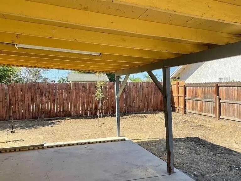 1103 Snyder Ln in Bakersfield, CA - Building Photo