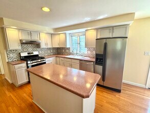322 Lowell St in Lexington, MA - Building Photo - Building Photo