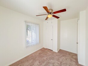 1000 E Burnett St, Unit 4 in Signal Hill, CA - Building Photo - Building Photo