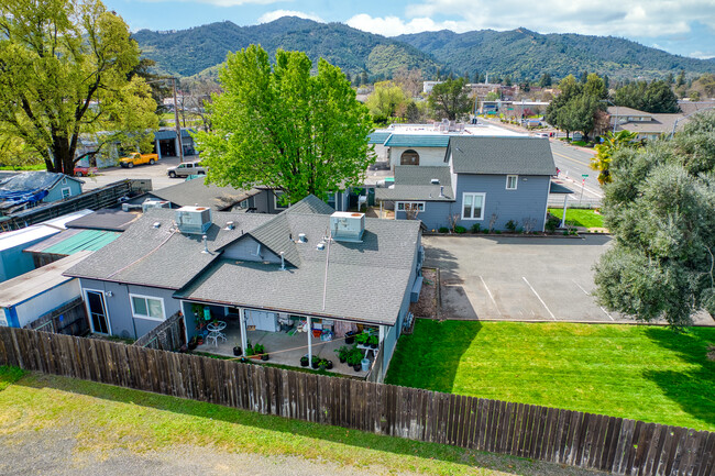 403 E Perkins St in Ukiah, CA - Building Photo - Building Photo