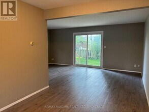 21 Woodlawn Rd in Welland, ON - Building Photo - Building Photo