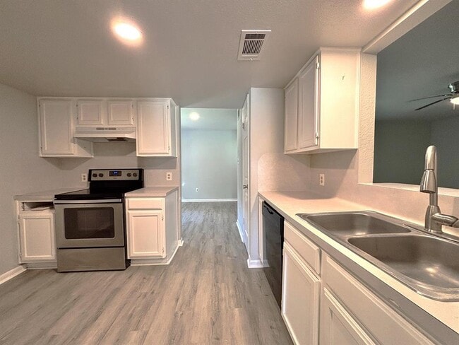 408 Bowie St in West Columbia, TX - Building Photo - Building Photo