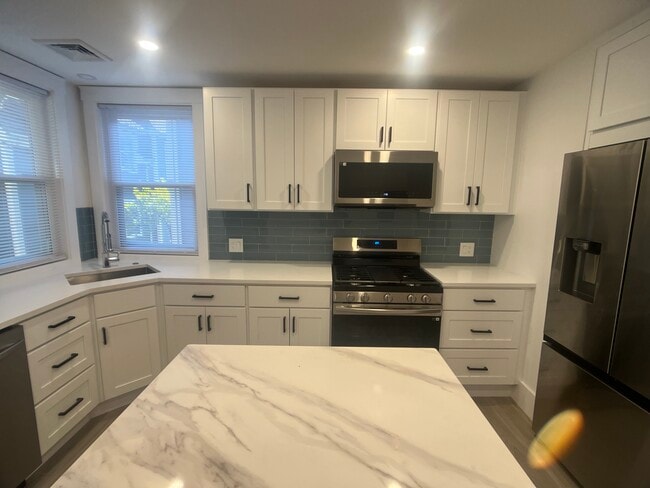 452 Centre St, Unit 2 in Boston, MA - Building Photo - Building Photo