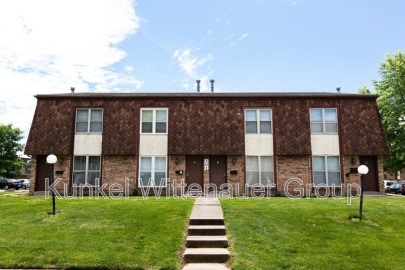 201 W Wesley Dr in O'Fallon, IL - Building Photo