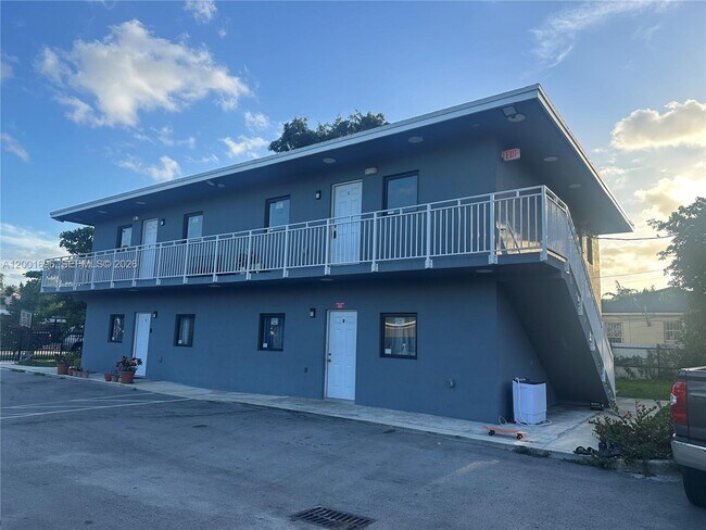587 NW 100th St in Miami, FL - Building Photo - Building Photo