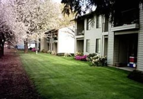 Quail Ridge Apartments in Milwaukie, OR - Foto de edificio - Building Photo