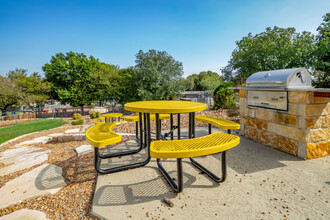 Altitude in San Antonio, TX - Foto de edificio - Building Photo