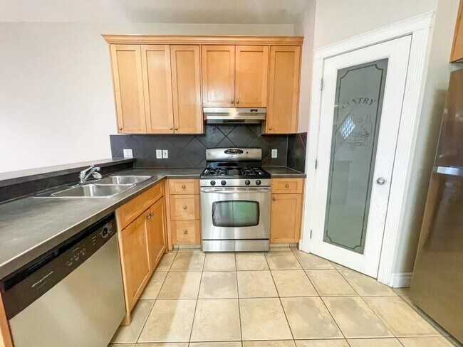 720-756 56 Ave SW in Calgary, AB - Building Photo - Building Photo