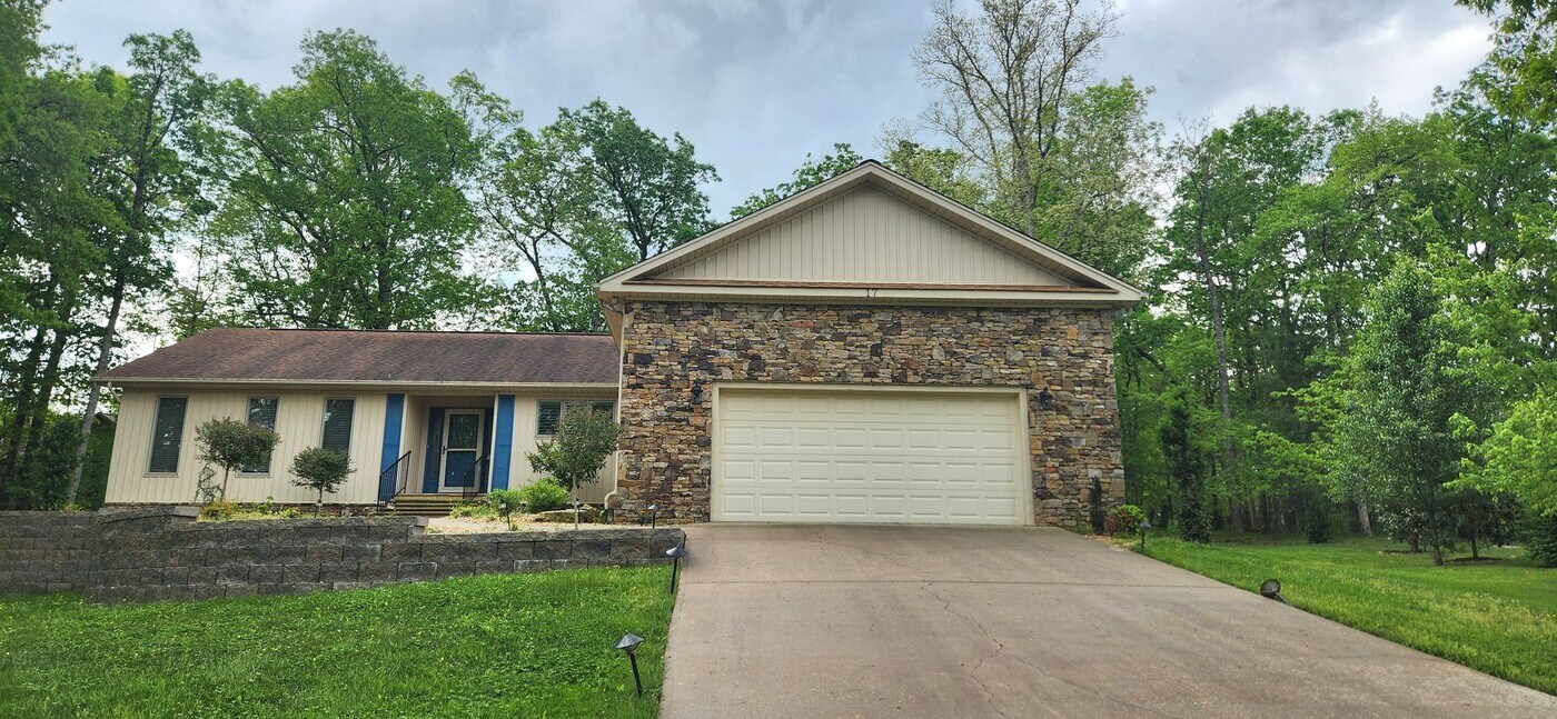 17 Marquette Ct in Crossville, TN - Building Photo