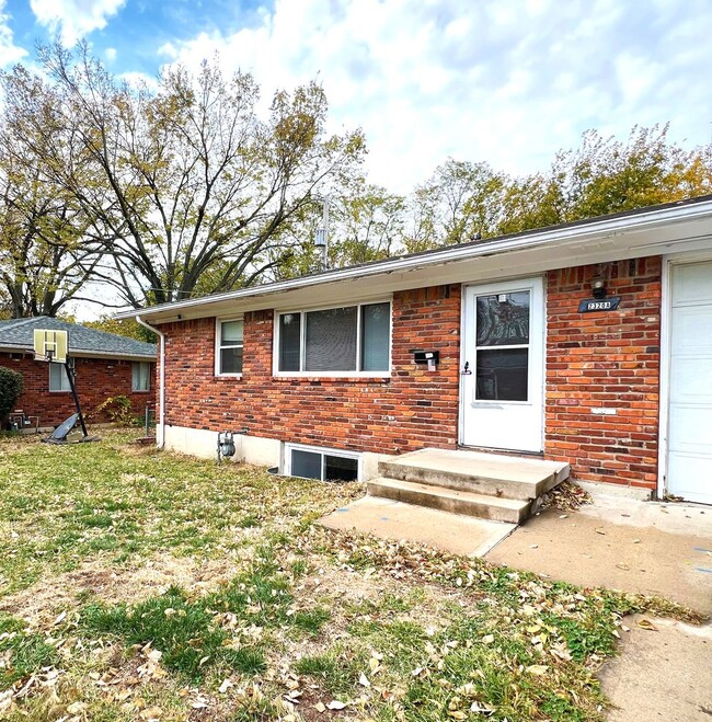 2320 S Grand Ave in Independence, MO - Building Photo - Building Photo
