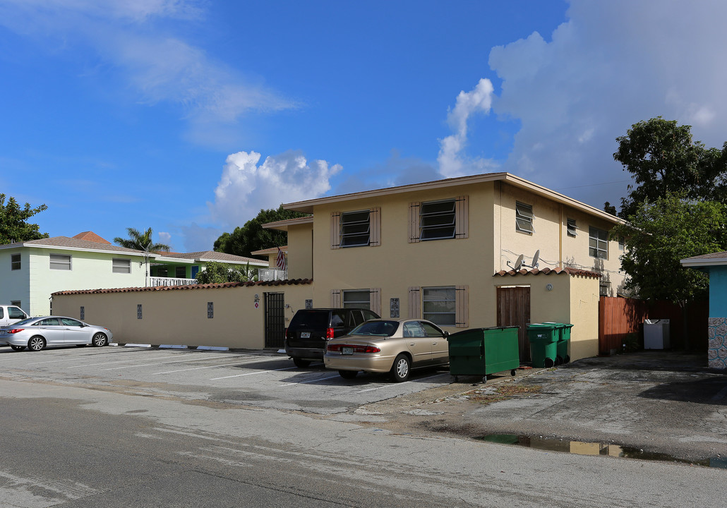 Spanish Manor in Wilton Manors, FL - Building Photo