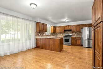 21385 Deerfield Dr in Trenton, MI - Building Photo - Building Photo