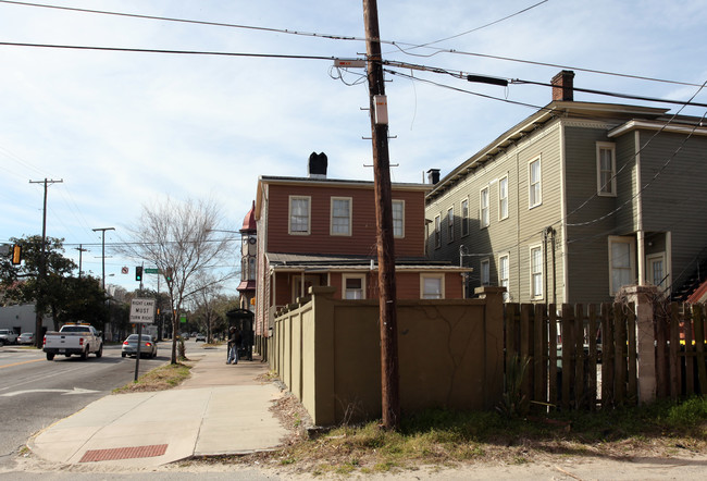 126-128 E Henry St in Savannah, GA - Building Photo - Building Photo