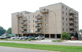 Ft. Henry Arms Condominiums in Kingsport, TN - Building Photo - Building Photo