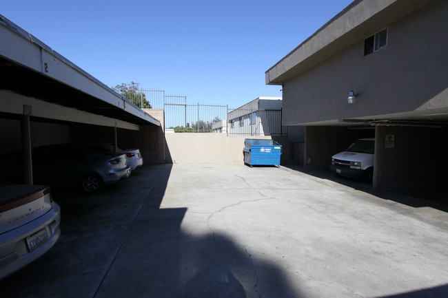 555 Hazel Apartments in Inglewood, CA - Building Photo - Building Photo